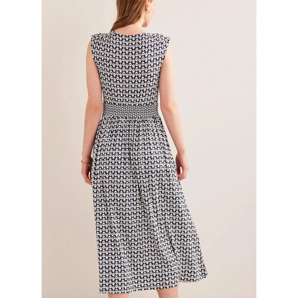 Elegant Blue and White Patterned Dress - Picture 3 of 13